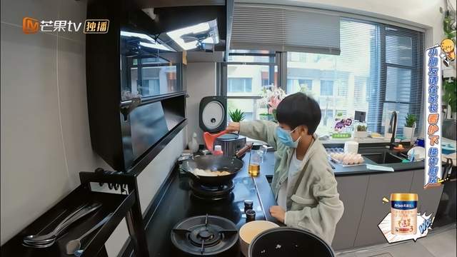 汤唯|男人带娃?综艺《爸爸当家》:洗菜池洗屁屁,用过的尿不湿放餐台