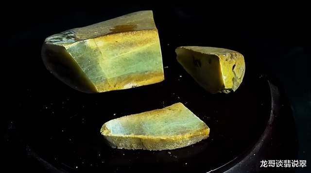 翡翠|龙哥说翡翠：此料能出满黄？切开看看满黄在哪？