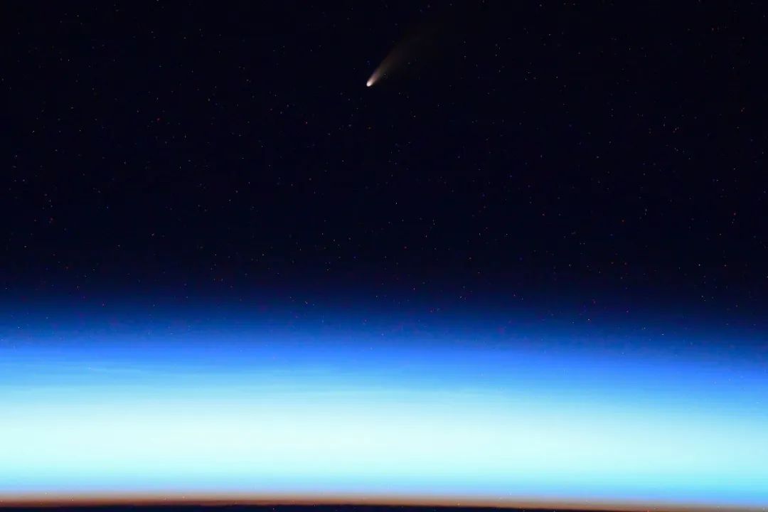 彗星终于来了,但却有两个神秘亮点紧随其后