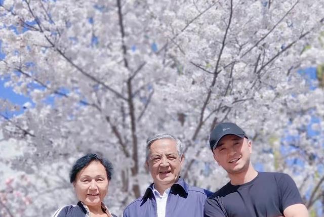 尼格买提|主持人尼格买提晒出近照，和父母在家吃饭，爸爸一头白发抢镜