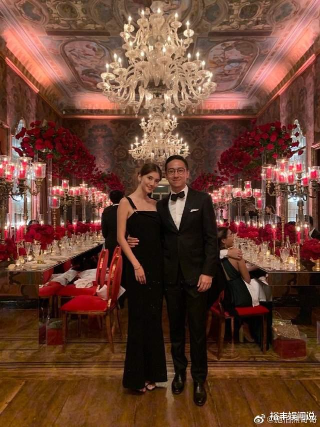 施伯雄|施伯雄晒合照为女友吴千语庆生!甜蜜亲吻脸颊,坐其怀中满脸幸福