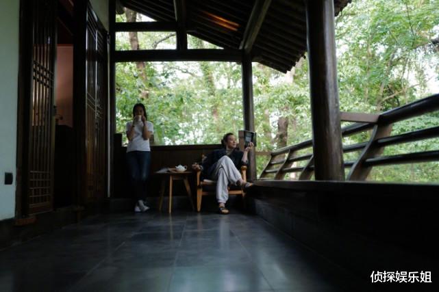 朱丹|朱丹夫妇带儿女出游，周一围被调侃“仙风道骨”，揪揪发型超抢镜