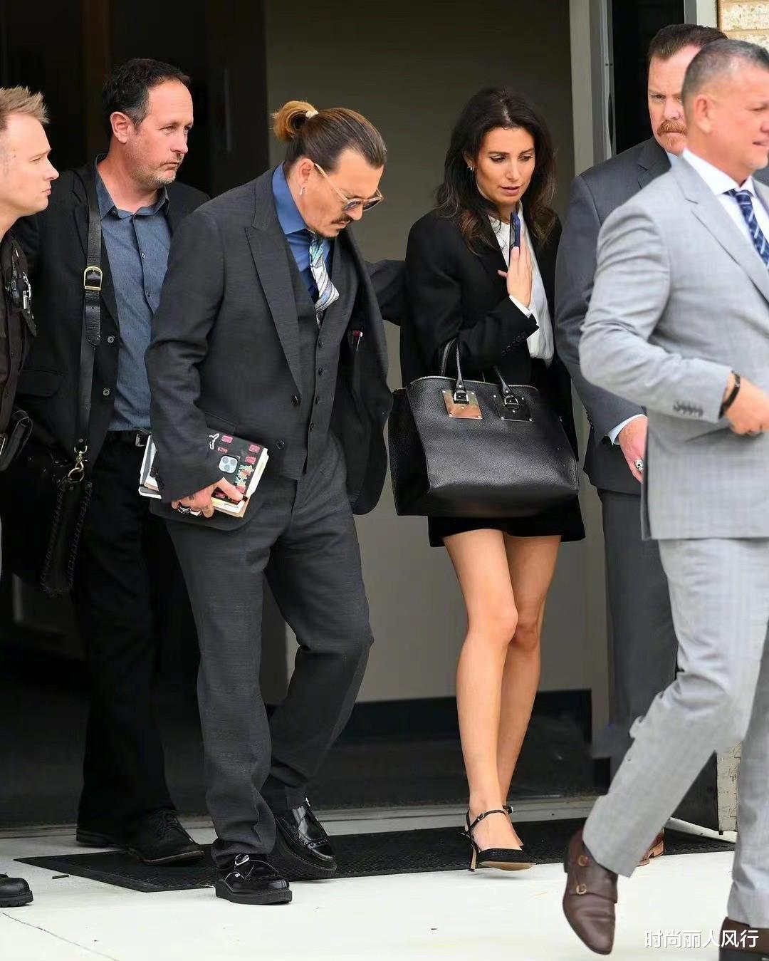 律师|德普再也不用怕前妻了！小20岁的新女友是大律师，穿职业装超性感