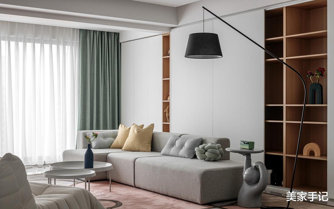 这对夫妻太有远见，坚持客厅摒弃阳台，电视墙打满柜子，场面实用大气