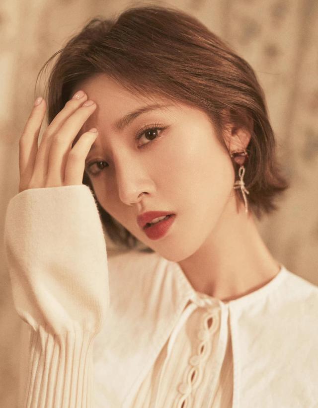 唐艺昕|唐艺昕参加《半熟恋人》,穿短裙没毯子盖,被指遭节目组区别对待