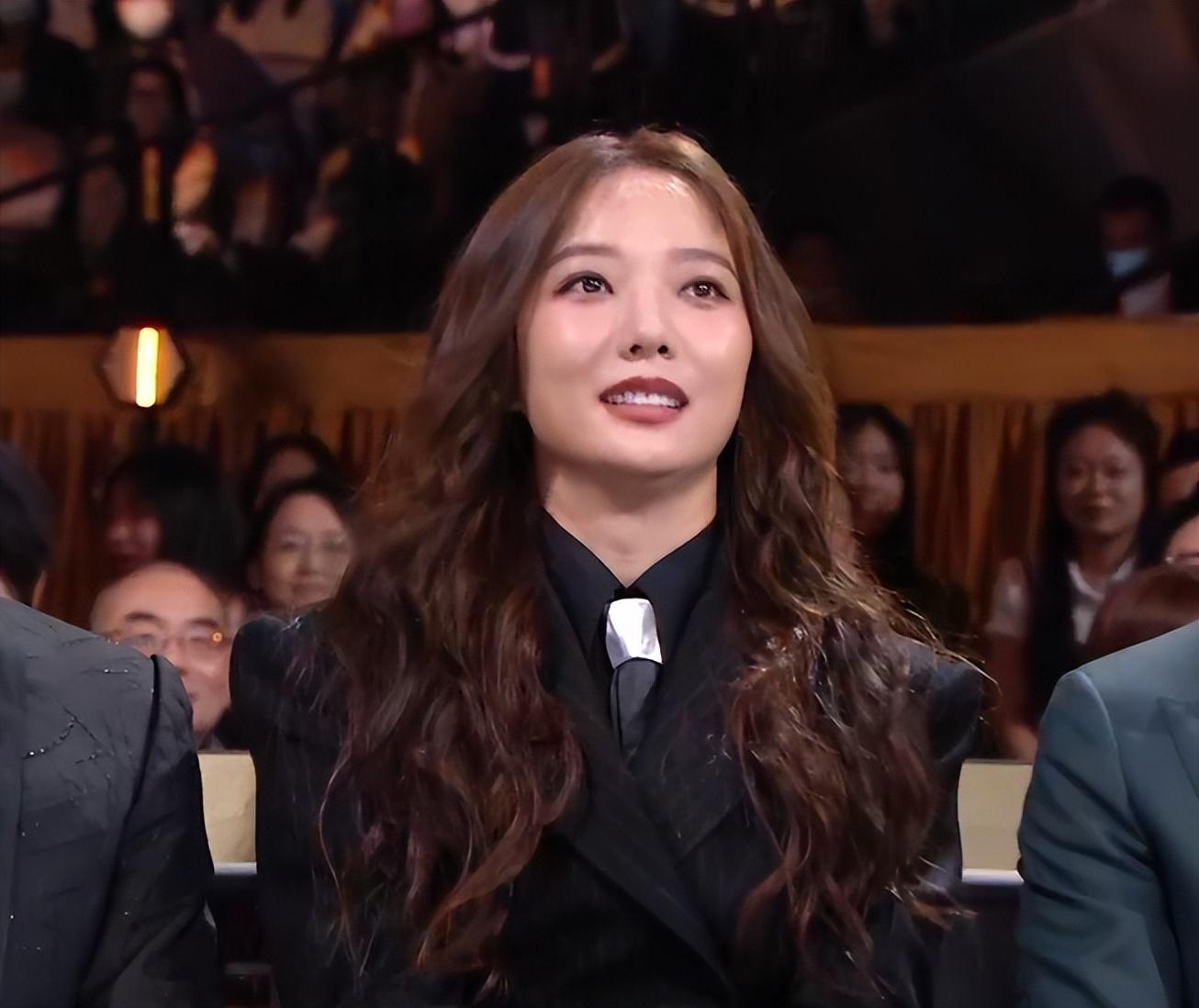 谭松韵|看众星金鹰奖颁奖礼造型：42岁殷桃黑裙显身材，谭松韵波点裙清新