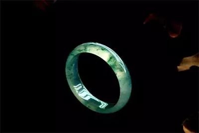 玉雕|入圈8年,小伙80000挑战蒙头料,切开呼声震耳欲聋,专家估价...