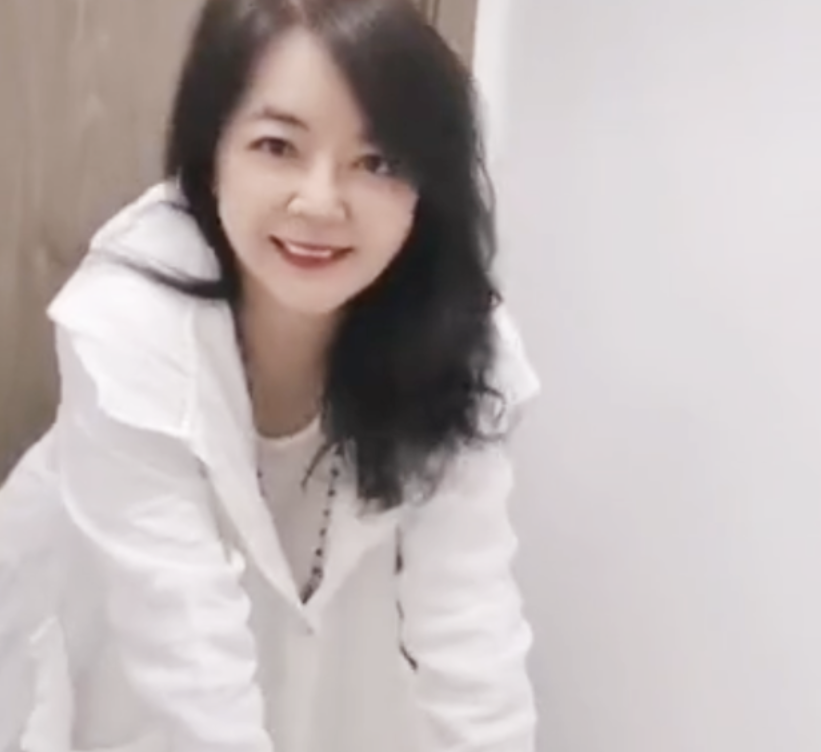 64岁胡慧中回内地即将复出！21岁女儿罕同行，体重175斤身材圆润