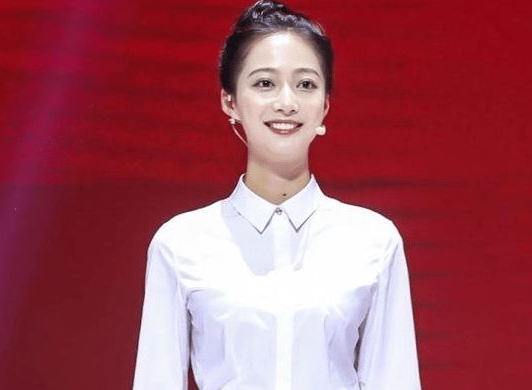 雷佳音|冯琳春晚彩排照流出，气质又一次叫人惊艳，但保研复旦备受争议