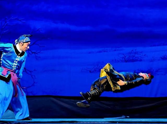 京剧|梨园艺｜同样摔僵尸，邵海龙摔出了绝活，两个大腕儿摔的丢人现眼