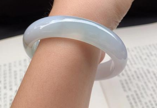 翡翠手镯|翡翠手镯昂贵吗？不同价位的手镯差距在哪里？手镯的档次之分