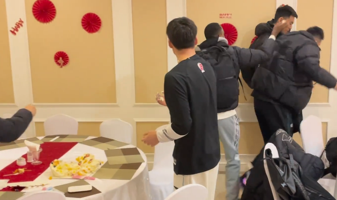 辽宁男篮|辽篮天才庆生！付豪最积极，弗格直接打人，杨鸣张镇麟迅速逃离