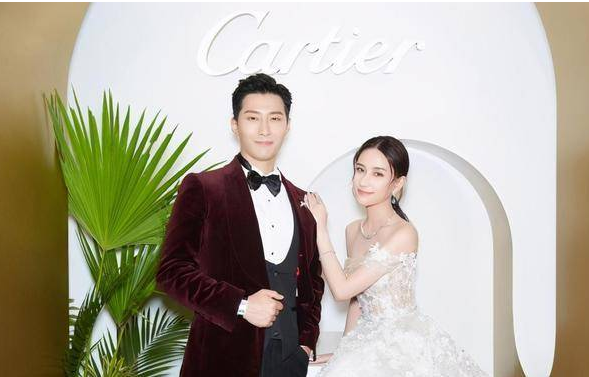 窦骁|窦骁何超莲现身机场被拍，两人十指相扣十分恩爱，女方打扮太时尚