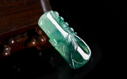 翡翠|夏天佩戴翡翠，如果不想影响美观，注意以下这三点！