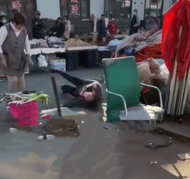 老公打赏女主播花光积蓄,老婆气得在地上打滚:都是卖菜钱