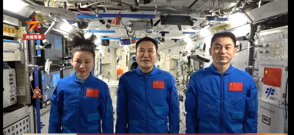 中国航天员首次太空过大年，王亚平女儿让妈妈只摘一颗星星