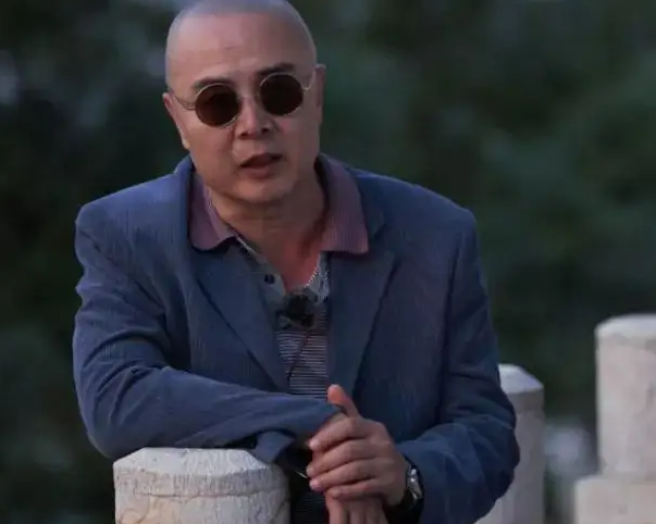 徐少华|徐少华罕见露面,表演现场太简陋,穿袈裟献唱《女儿情》