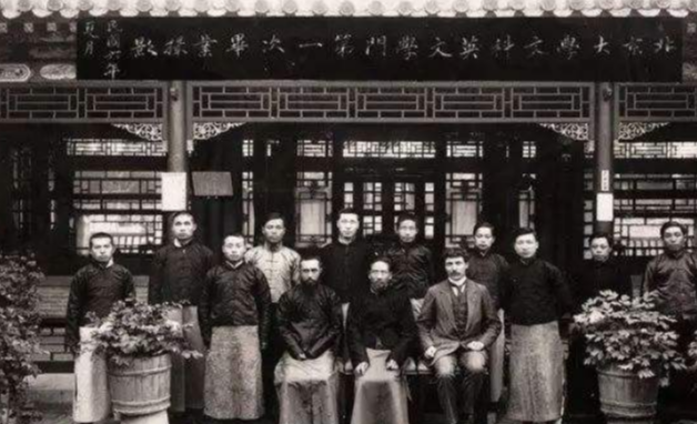 黄侃进校门不戴校徽,被要求看名片:我就是名片,把我拿去好了