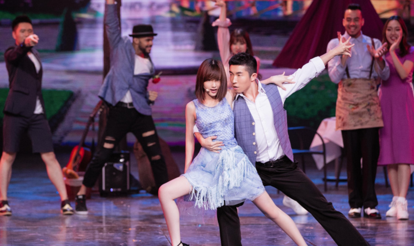 毛晓彤|舞台上和精灵一般灵动,舞姿动人的毛晓彤,每个动作都赏心悦目