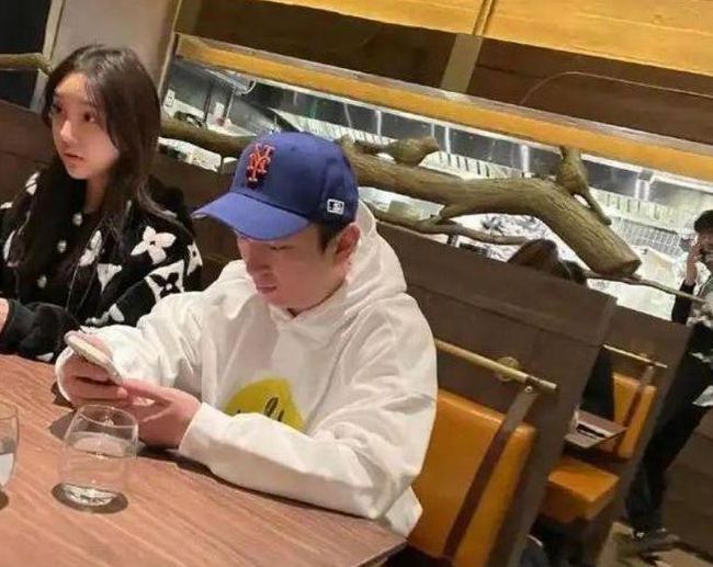 王思聪|王思聪三亚骑马照片曝光,含胸驼背头发乱,身边还有美女陪伴