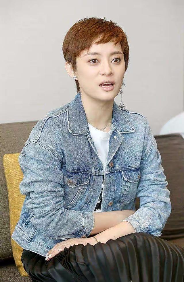 赵丽颖|孙俪菜地里兴奋抓猪,表情动作撞脸邓超,网友:夫妻快成亲兄妹了