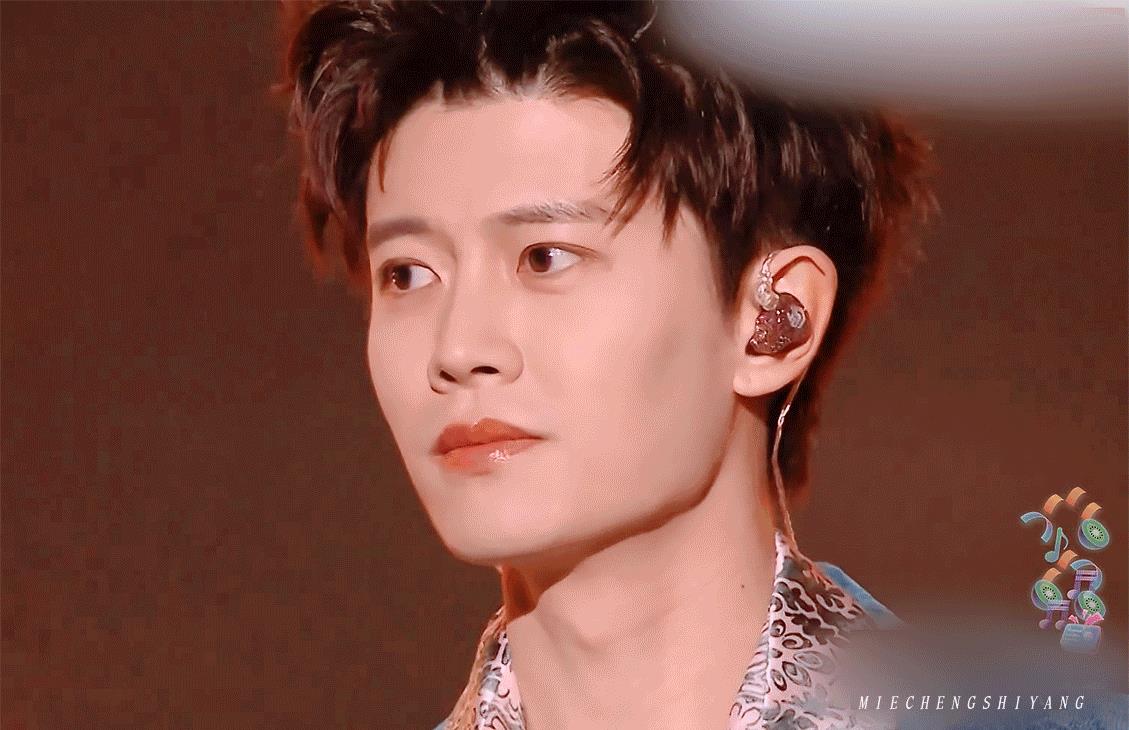 宋祖儿|无忧渡新海报来了,嘉伦背着宋祖儿氛围感满满,道士服帅出新高度