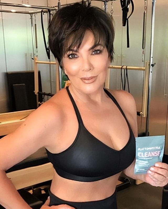 金·卡戴珊|66岁老卡戴珊,不简单!爱健身,风韵犹存,3个女儿坐拥6亿粉丝