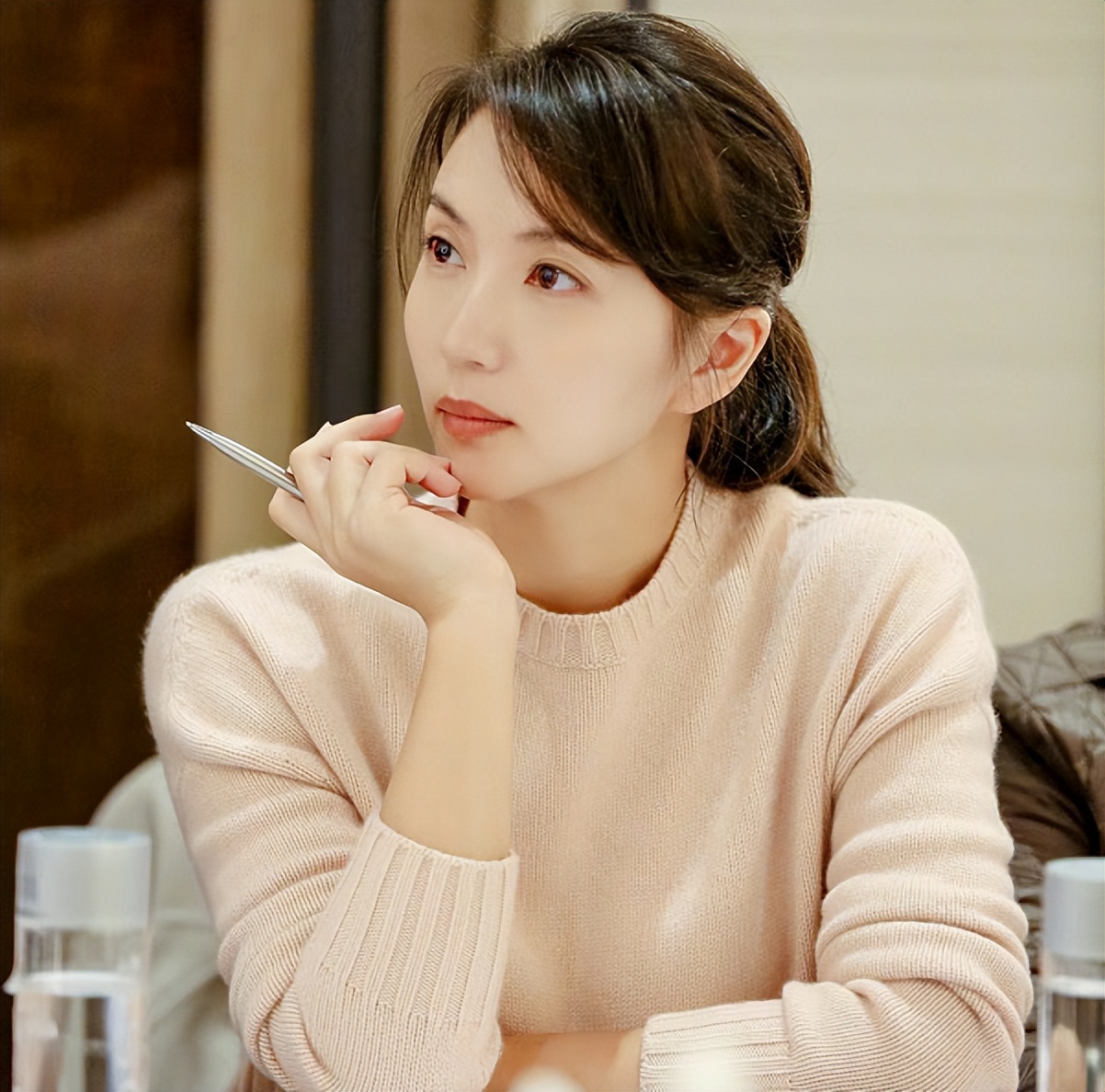 陈好|“万人迷”陈好中戏讲课照流出，未施粉黛仍是佳人，尽显知性魅力