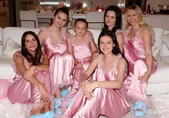 赛琳娜|小贝儿子陪妮可拉跨年,赛琳娜当电灯泡!2美女素颜,真闺蜜