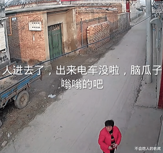 山东莘县:大妈电动车不拔钥匙停放,大爷路过转身骑上就走,动作真的太利索了!