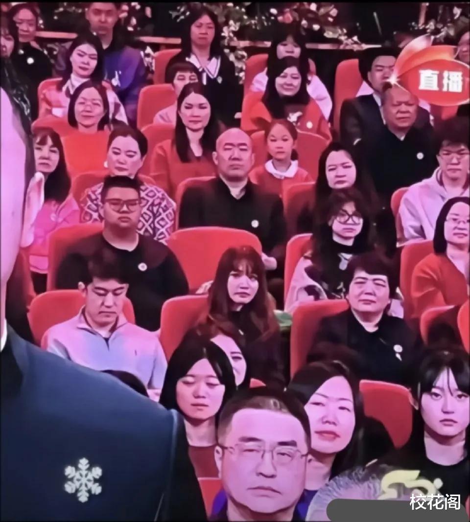 央视春晚|央视春晚贡献了八张神图,需要加强表情管理的素人,比小品搞笑?