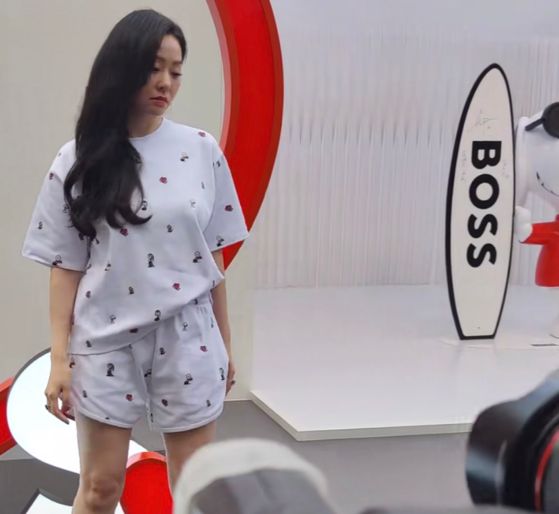 张靓颖|成都:张靓颖商场参加活动,脸色红润出场阵容不小,“都37岁了”