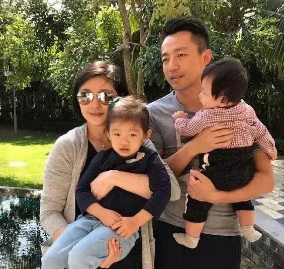 关颖|关颖新年用行动爱女儿：拍全家福留念，俩儿穿旧唐装，女儿换新衣