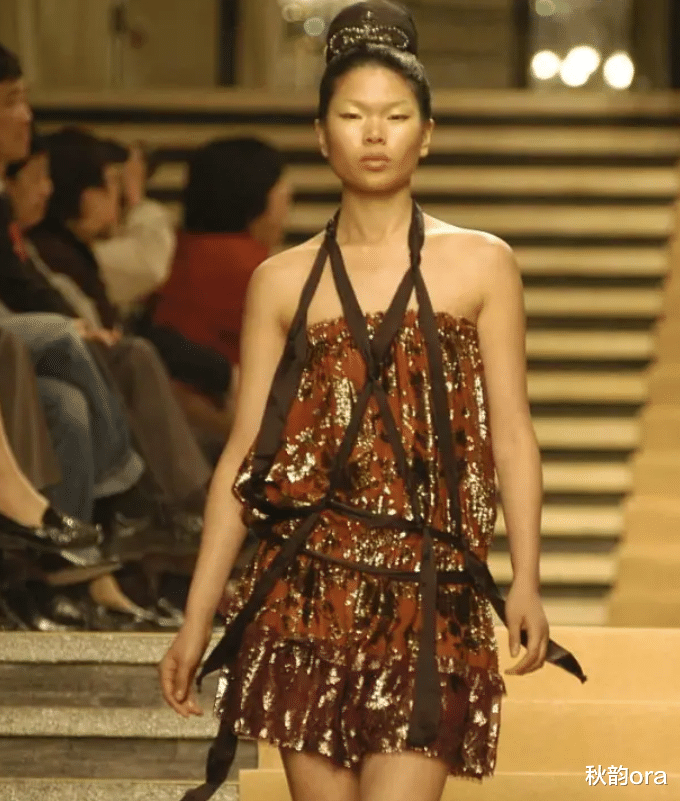 吕燕|超模吕燕：被身边人嫌弃，嫁法国贵族后被宠成公主，儿子成她骄傲