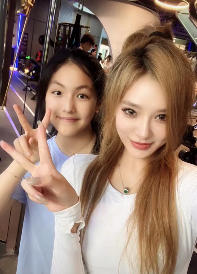 连衣裙 李湘给女儿请私教瘦身，王诗龄减重58斤，多张健身照曝光！