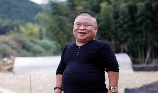 崔光兴身高1米2,结婚后帮2个弟弟娶媳妇,一家10口住别墅不分家