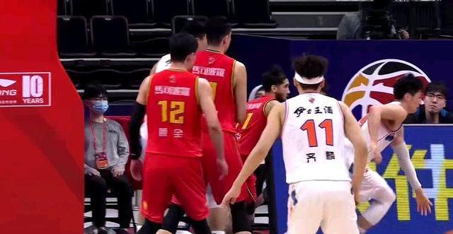 新疆男篮|26分12板！新疆王炸组合同时发威唐才育强硬9+4齐麟低迷掉链子