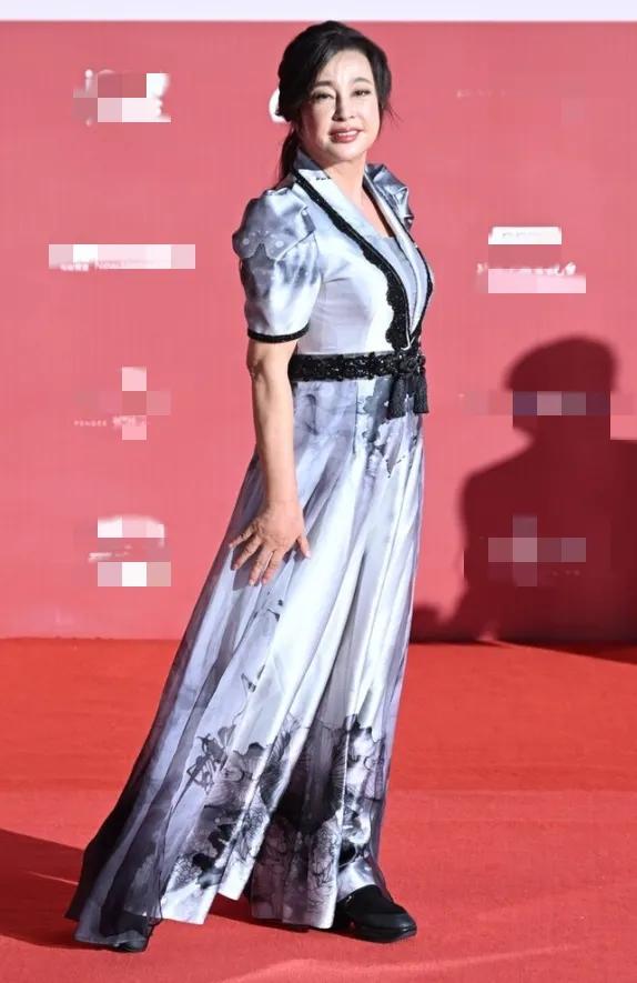 奚美娟|老戏骨走红毯：刘晓庆像梅超风，奚美娟穿睡衣，刘佩琦白发苍苍