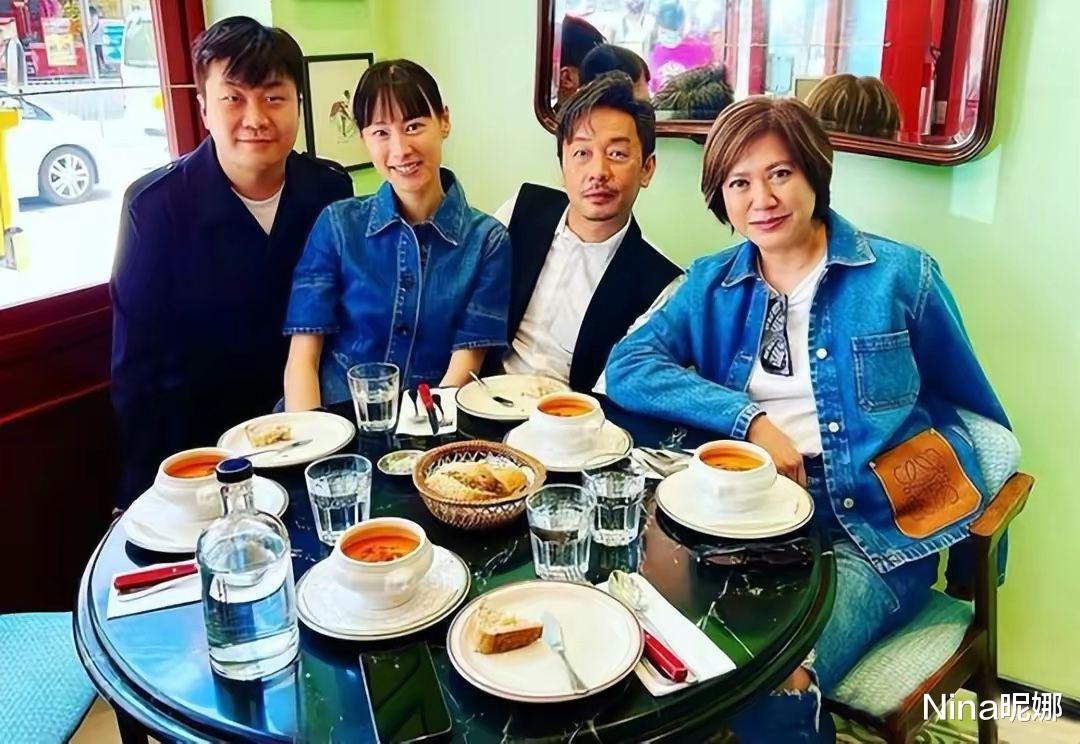 红薯 梁洛施同闺蜜苍蝇馆聚会，穿牛仔梳空气刘海，纯素颜出镜还女神颜