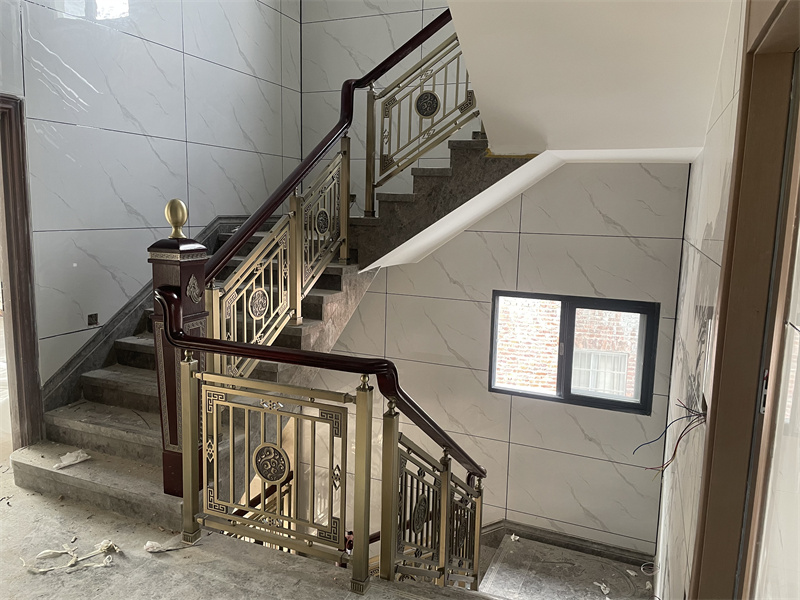 铜雕旋转式楼梯 镀金家用室内铜艺护栏