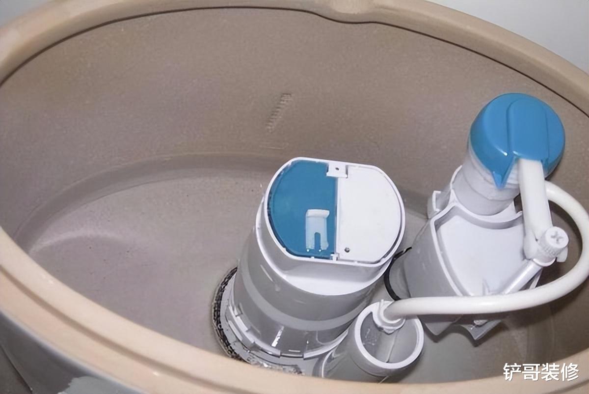 在马桶放了“洁厕灵”后,才发现家里一直在用“马桶水”,真恶心