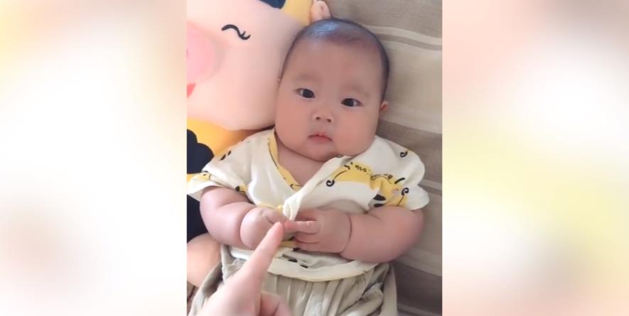 穿衣搭配 宝宝衣服看起来鼓鼓的，不知道还以为藏了什么东西，萌娃表情很搞笑