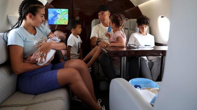 C罗|C罗带全家坐飞机度假，5个孩子3个妈家庭氛围好，娇妻素颜曝光