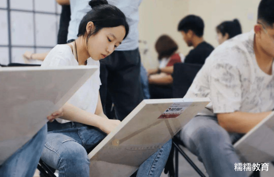 南京艺术学院|南京艺术学院一女生考试，献上深情演唱，观众却在讨论“大长腿”