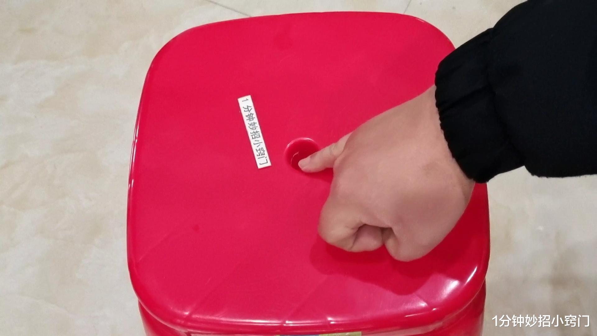 活了20年，终于明白，板凳中间的小孔是干什么的，原来大有用处