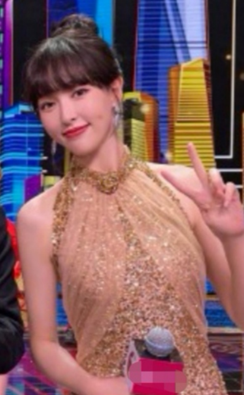 唐嫣|唐嫣跨界主持东方台春晚!与好闺蜜王冠同台,一哥曹可凡坐镇