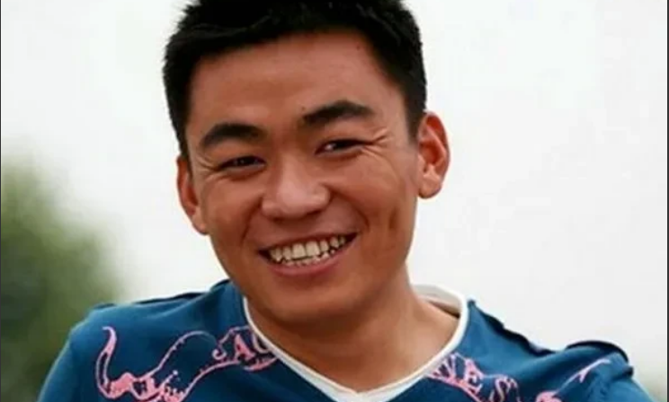 王宝强|有一次,王宝强回家过年看见村口立着一座牌坊,怒气冲冲地去和村长“算账”。