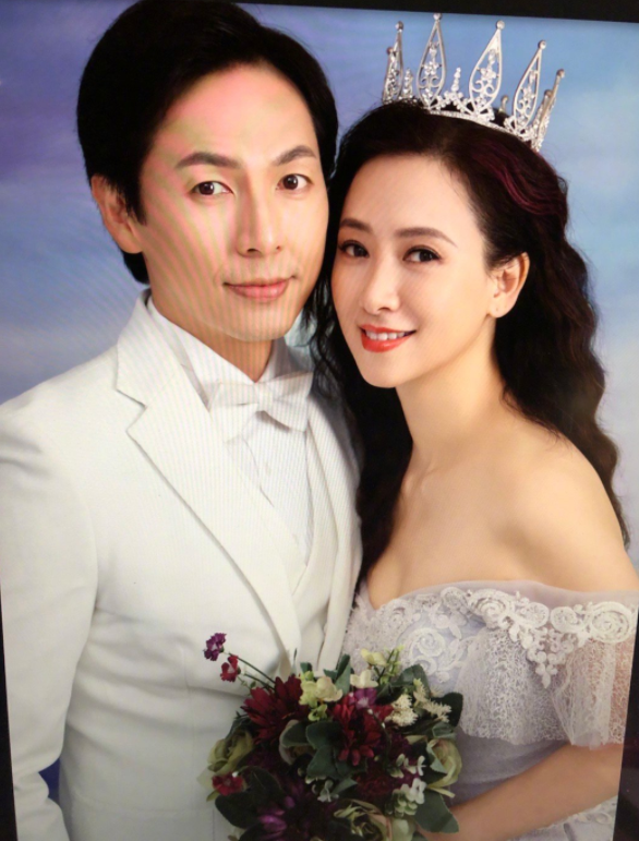 翁虹|性感女神，与丈夫相识4个月闪婚，今晒婚纱照庆结婚15年，甜蜜