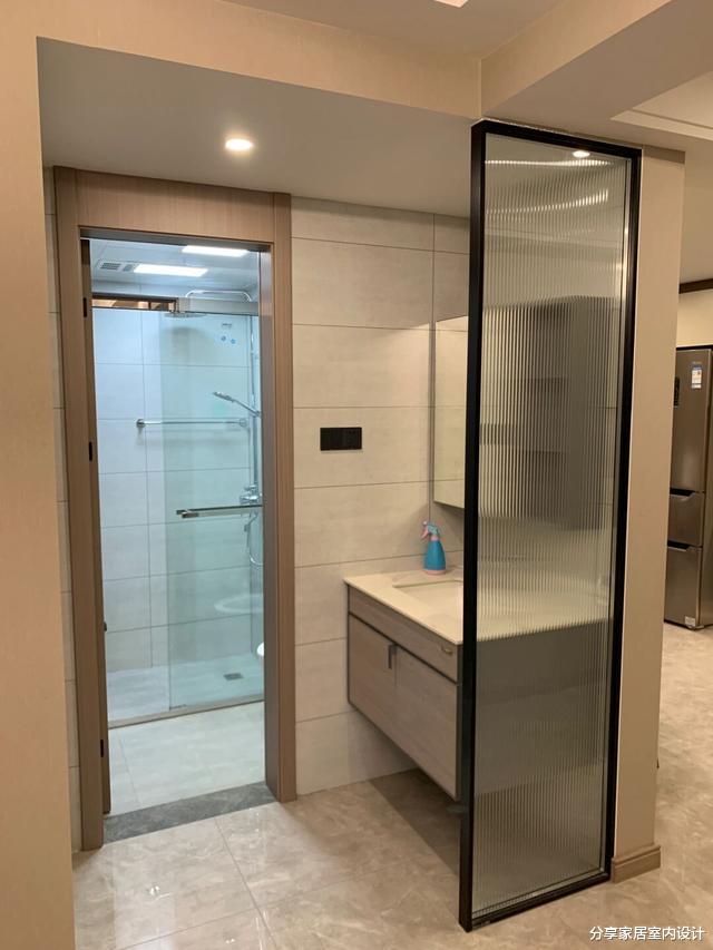 看他家小房子,装修花了18W,沙发墙上打满柜子很实用,分享一下