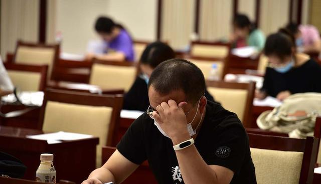 教师|两个新教师入职,一个到办公室,另一位被安排当班主任,哪个好?